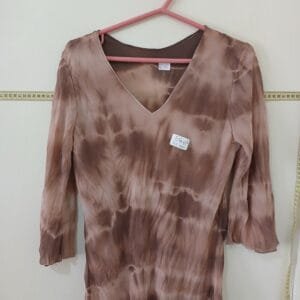 BLUSA EM CREPE MARROM MANCHADA TAM EG