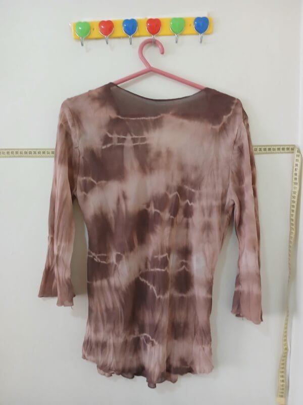 BLUSA EM CREPE MARROM MANCHADA TAM EG - Imagem 2